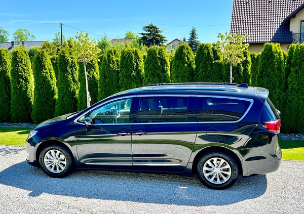 Chrysler Pacifica cena 86900 przebieg: 232231, rok produkcji 2018 z Czarne małe 781